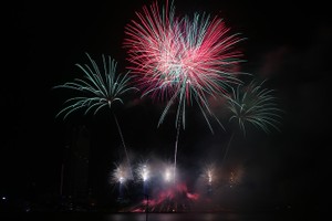 Nhật Bản và Thụy Sĩ so tài pháo hoa trên sông Hàn