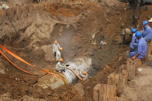 Đường ống nước sạch sông Đà liên tục gặp sự cốtrong những năm qua. Ảnh: Bá Đô