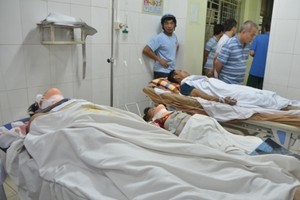 7 người bị thương được đưa đi cấp cứu. Ảnh:M.C