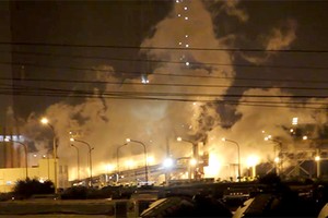 Sau vụ nổ, khói kèm mùi khét bốc lên tại nhà máy Formosa Hà Tĩnh. Ảnh:HT.