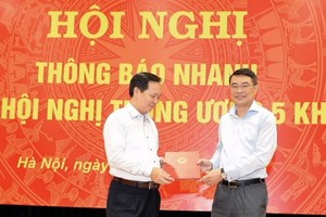 Thống đốc Lê Minh Hưng trao quyết định bổ nhiệm lại cho Phó Thống đốc Đào Minh Tú