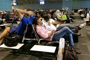 Hành kháchtại sân bây quốc tế Hamad ở Doha, Qatar vào 6/6. Ảnh:AP