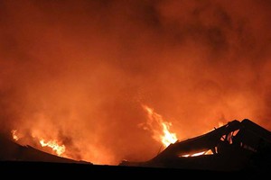 Kho sơn bị đổ sập trong đám cháy. Ảnh:Phạm Duy.