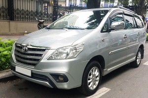 Chiếc Toyota Innova 2014 còn cứng cáp dù chạy dịch vụ hàng ngày.