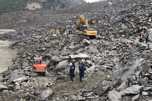 Hiện trường vụ sạt lở núi ở Trung Quốc nhìn từ trên cao