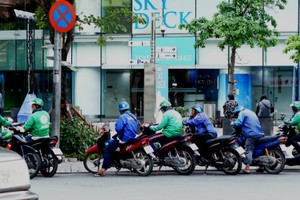 Uber và Grab đều không công bố lượng tài xế hai bánh hiện có vì bí mật kinh doanh. Ảnh:Viễn Thông