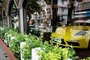 Một chiếc Porsche trưng bày ở một đại lý tại Bangkok, nơi bị cáo buộc bán xe ăn trộm từ Anh. Ảnh:AFP.