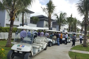 Đoàn khách đi thăm villas mẫu dự án dự án Sonasea Villas & Resort Phú Quốc