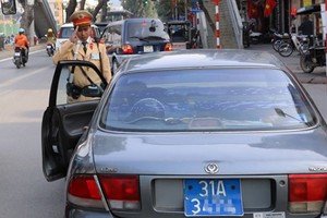 Tài xế khi vi phạm giao thông, không xuất trình được với cảnh sát giấy tờ xe bản gốcsẽ bị xử phạt 200.000-400.000 đồng. Ảnh minh hoạ. Bá Đô