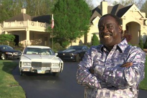 Nhân viên chùi bồn cầu thành triệu phú xăng dầu