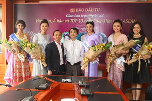Ông Bùi Đức Hải, Phó tổng Biên tập thường trực Báo Đầu tư (áo trắng), tặng hoa cho Hoa hậu, Á hậu và Top 10 Miss ASEAN Frendship trước khi bước vào buổi giao lưu