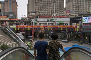 Nhiều trung tâm mua sắm, nhà hàng, quán karaoke mọc lên quanh nhà máy Foxconn. Ảnh:WSJ