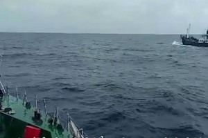 Cảnh sát truy đuổi tàu Thái Lan chở 300.000 lít dầu lậu trên biển