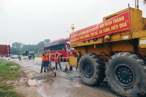 Dự án Cải tạo, nâng cấp Quốc lộ 6 sử dụng vốn vay WB đang được các nhà thầu triển khai thi công. Ảnh: Anh Minh