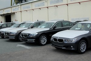 Một lô xe BMW tại cảng.