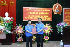 Ông Nguyễn Hải Phong, Phó Viện trưởng thường trực VKSND tối cao
trao Quyết định điều động, bổ nhiệm chức vụ Viện trưởng VKSND tỉnh Tuyên Quang cho ông Lại Viết Quang