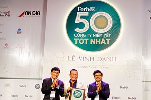 Ông Lưu Đức Khánh, Giám đốc điều hành Vietjet nhận chứng nhận từ Forbes.