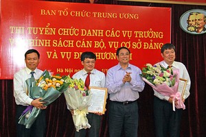 Trưởng Ban Tổ chức Trung ương Phạm Minh Chính tặng hoa chúc mừng 3 tân vụ trưởng. Ảnh: Tạp chí Xây dựng đảng
