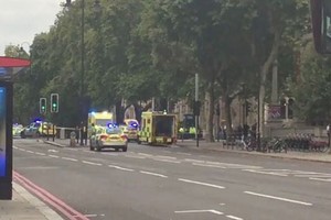 Xe cứu thương và xe cảnh sát đến hiện trường. Ảnh:Twitter.