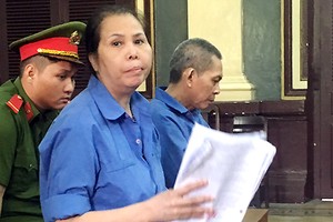 Vợ chồng Vân tại tòa hôm nay. Ảnh:Hải Duyên.