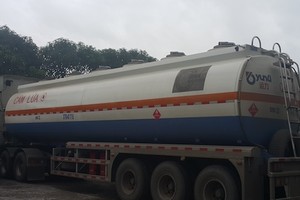 Xe bồn chứa 40.000 lít chất dung môi bị bắt quả tang vào trưa 10/10. Ảnh:Nguyễn Hải.