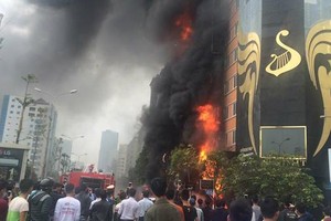 Hiện trường vụ cháy quán karaoke 68 Trần Thái Tông khiến 13 người tử vong xảy ra ngày 1/11/2016 - Ảnh Mai Anh.