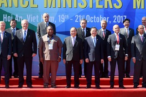 Thủ tướng Nguyễn Xuân Phúc cùng các Bộ trưởng Tài chính APEC. - Ảnh: VGP/Quang Hiếu