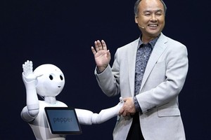 Masayoshi Son và robot Repper của SoftBank. Ảnh:Bloomberg