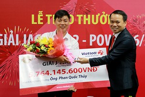 Khách hàng nhận giải Jackpot 2 không đeo mặt nạ. Ảnh:Xuân Ngọc
