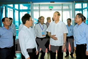 Chủ tịch nước Trần Đại Quang đi thăm và kiểm tra công tác đảm bảo an ninh, trật tự trong việc đón tiếp các nhà lãnh đạo các nền kinh tế thành viên APEC tại sân bay quốc tế Đà Nẵng. Ảnh: TTXVN