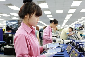 Sản xuất điện thoại di động tại Nhà máy Samsung Thái Nguyên - một nhàđầu tưđến từ APEC.