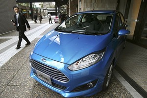 Một người đàn ông Nhật nhìn mẫu xe Ford trên đường phố. Ảnh: Atlantic.