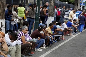 Người dân Venezuela xếp hàng dài chờ mua lương thực. Ảnh:Reuters