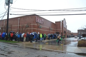 Dòng người xếp hàng bên ngoài Binny's Beverage Depot. Ảnh:Binny's Beverage Depot