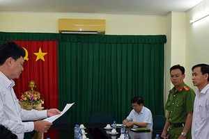 Giám đốc Công ty lương thực Trà Vinh Trần Văn Tâm nghe đọc lệnh bắt. Ảnh:Công an cung cấp.