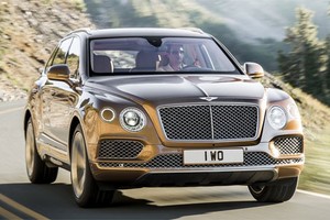 Bentley Bentayga - siêu SUV trang bị động cơ 6 lít W12 tăng áp kép cho công suất 600 mã lực và mô-men xoắn cực đai 900 Nm. Hộp số tự động 8 cấp kết hợp hệ dẫn động 4 bánh.