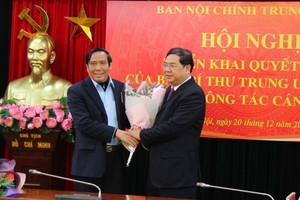 Đồng chí Nguyễn Thanh Bình chúc mừng đồng chí Phạm Gia Túc. Ảnh Dangcongsan.vn