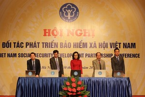 Đại diện lãnh đạo ngành, lãnh đạo đơn vị BHXH Việt Nam tiến hành bấm nút khai trương Cổng TTĐT BHXH Việt Nam phiên bản tiếng Anh.