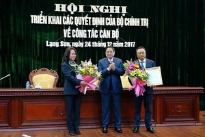 Trưởng Ban Tổ chức Trung ương Phạm Minh Chính tin tưởng hai đồng chí Lâm Thị Phương Thanh và Trần Sỹ Thanh sẽ tiếp tục hoàn thành xuất sắc nhiệm vụ được giao trên cương vị công tác mới. Ảnh: Báo Tiền Phong
