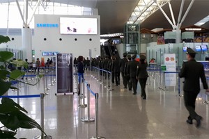 15h30 tại sảnh quốc tế sân bay Nội Bài, nhiều cán bộ an ninh đi vào khu vực xuất nhập cảnh.