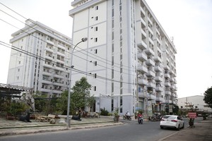 Với hơn 300 khu công nghiệp trong cả nước, nhu cầu nhà ở cho hàng triệu công nhân lao động hiện rất lớn nhưng thực tế rất ít nhà đầu tư quan tâm do biên độ lợi nhuận phân khúc nhà ở này không cao. Trong ảnh: Khu nhà ở cho công nhân tại Khu chế xuất Linh Trung 2, TPHCM. Ảnh: VGP/Phương Hiền