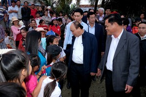 Thủ tướng thăm hỏi bà con xã An Phú, thành phố Tuy Hòa - Ảnh: VGP/Quang Hiếu
