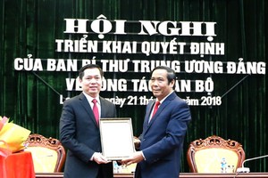 Đồng chí Nguyễn Thanh Bình, Ủy viên Trung ương Đảng, Phó Trưởng ban Thường trực Ban Tổ chức Trung ương trao Quyết định cho đồng chí Nguyễn Long Hải.