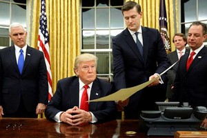 Rob Porter, người cầm tài liệu, trong một lễ ký hồi đầu năm nay. Ảnh:Reuters.