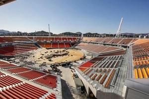 Công nhân đang hoàn thiện một sân vận động phục vụ Olympic ởPyeongchang. Ảnh:AFP
