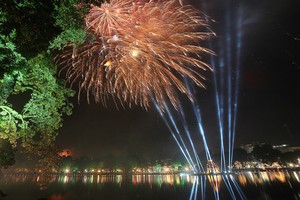 Pháo hoa tầm cao tại Hồ Gươm. Ảnh:Ngọc Thành.