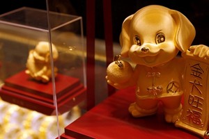 Sản phẩm mừng năm Tuất trong cửa hàng trang sức Chow Tai Fook. Ảnh:Reuters