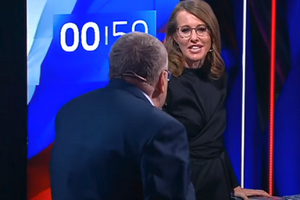 Nữ ứng viên tổng thống Nga hắt nước vào mặt đối thủ trên truyền hình