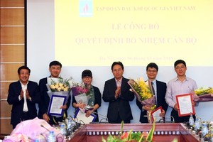 Tổng Giám đốc PVN Nguyễn Vũ Trường Sơn và Thành viên HĐTV Phạm Xuân Cảnh trao quyết định và chúc mừng các cán bộ được bổ nhiệm. Ảnh Petrotimes.vn