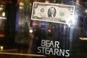 Tờ 2 USD dán trên cửa xoay của Bear Stearns ngày 17/3/2008. Ảnh:Reuters